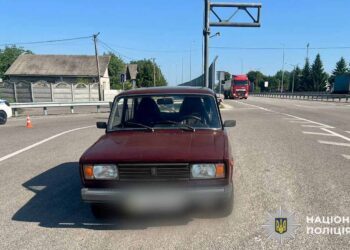 У селищі Гребінки сталася ДТП за участі мопеда та авто