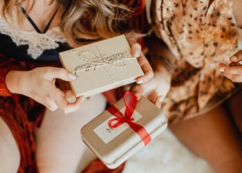 Що подарувати подрузі на день народження – натхнення, емоції і турбота