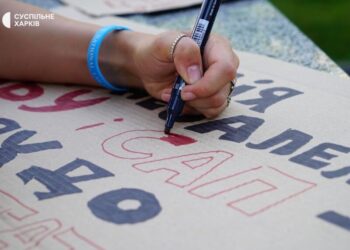 “Влада – це народ, а ви – кнопки”. Четвертий день мітингів проти закону щодо НАБУ. Фото