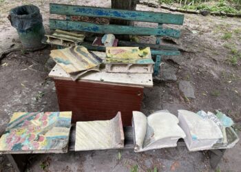Знайшли панно, яке викинула бібліотека на Берестейському | ПРО ГОЛОВНЕ