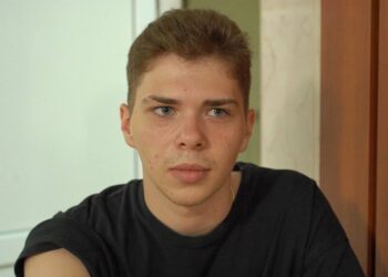 17-річний Єгор із Дніпра, який постраждав під час обстрілу РФ, пройшов курс реабілітації від Фонду Ріната Ахметова