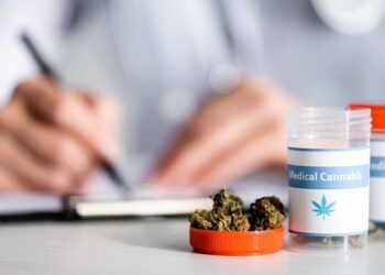МОЗ дозволило аптекам робити більше ліків із канабісу. Експерт назвав проблему