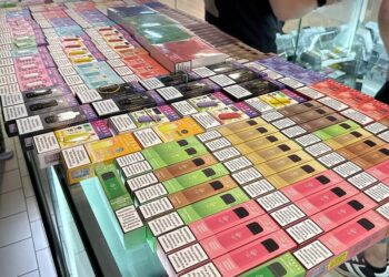 Нардепи пропонують повністю заборонити електронні сигарети в Україні