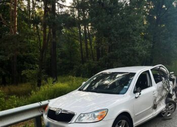 Під Києвом у вантажівки під час руху відірвалось колесо та влетіло в легковик