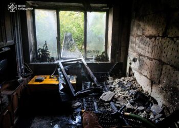 Пожежа в багатоквартирному будинку Борисполя: евакуйовано мешканців, постраждала мати з дитиною