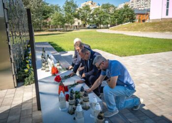 Президент Міжнародної поліцейської асоціації у Бучі: міжнародна спільнота вшановує пам’ять жертв трагедії