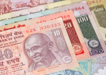 Рупія стрімко втрачає позиції: нові мита США б’ють по індійській валюті |