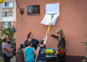 У Бучі відкрили меморіальну дошку на честь воїна ССО Володимира Онуфрієнка