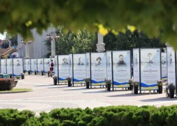 У центрі Ірпеня жінка била кулаком по портретах загиблих бійців і показувала непристойний жест