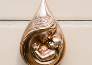 У Києві відкрили мініскульптуру Крапля молока, присвячену допомозі матерям і немовлятам | ПРО ГОЛОВНЕ