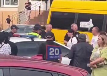 У Вінниці поліція зупинила водія, якого шукав ТЦК. Перехожі влаштували мітинг. Відео