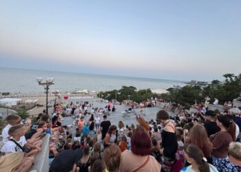 В Одеській області через шторм із моря витягли 10 дітей