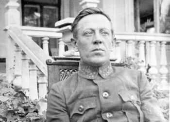 В Україну з Канади везуть посмертну маску Петлюри