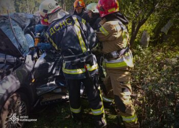 Аварія у Бучі: рятувальники визволили водія з авто