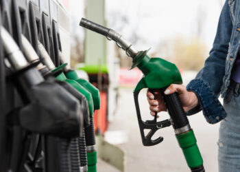 Ціни на бензин у Росії злетіли після нових атак дронів на НПЗ |