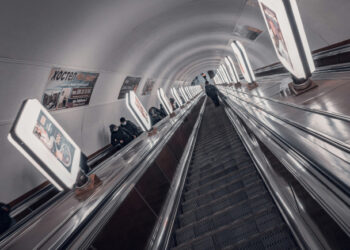 Кияни просять залишати вагони метро відчиненими під час нічних тривог | ПРО ГОЛОВНЕ