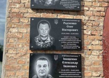 На фасаді гімназії на Переяславщині з’явилися меморіальні дошки героям-випускникам