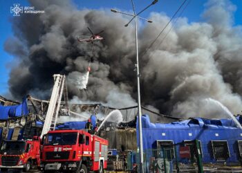 На Київщині рятувальники з ночі борються з пожежею на складах
