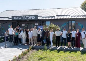 На Київщині відновили амбулаторію з сонячними панелями та петриківським розписом