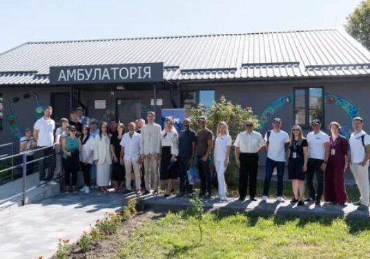 На Київщині відновили амбулаторію з сонячними панелями та петриківським розписом