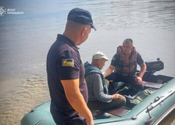 Операція порятунку на Вишгородщині: рибалку з острова доставили до лікарні