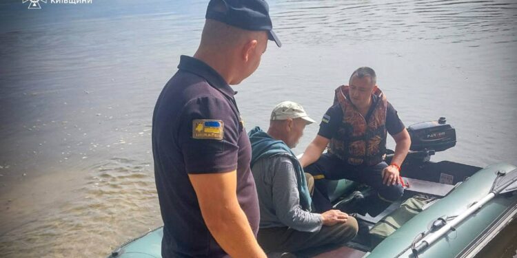 Операція порятунку на Вишгородщині: рибалку з острова доставили до лікарні
