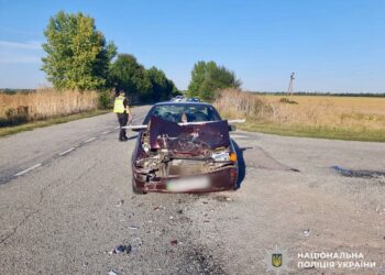 Поліцейські Київщини розслідують ДТП за участю двох автівок: одного з водіїв ушпиталили