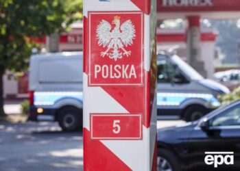 РФ поширює фейк, що польські прикордонники “роздягають” українців “до білизни” – ДПСУ