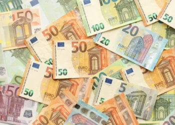 Різке здешевшання: курс долара та євро в обмінниках упав до мінімуму тижня |