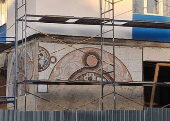 В Ізюмі демонтують мозаїку, що вціліла після обстрілу 2022 року | ПРО ГОЛОВНЕ