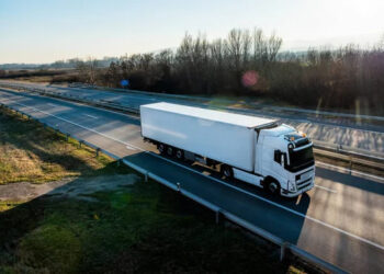 Вантажний сектор падає, пасажирські перевезення зростають — Держстат |