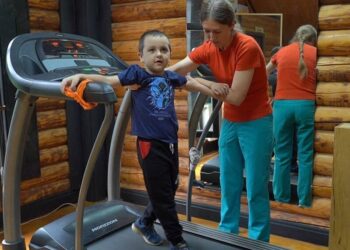 “Він дуже хотів вижити”. П’ятирічний Михайло із Запоріжжя пройшов курс реабілітації від Фонду Ріната Ахметова