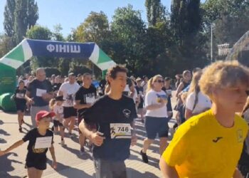 Забіг “Шаную воїнів – біжу за Героїв України” об’єднав сотні учасників у Броварах (ВІДЕО)