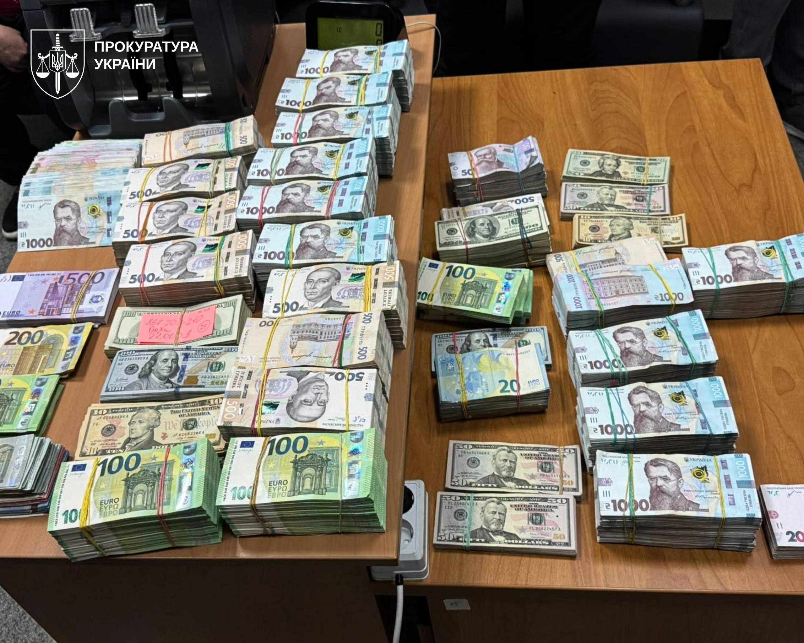 Через конвертцентр проходило 500 млн грн щомісяця: БЕБ та ОГП викрили схему