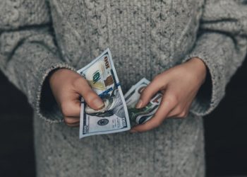 Яким буде курс гривні до долара у 2027 році: бюджетний прогноз уряду та бізнесу різняться |