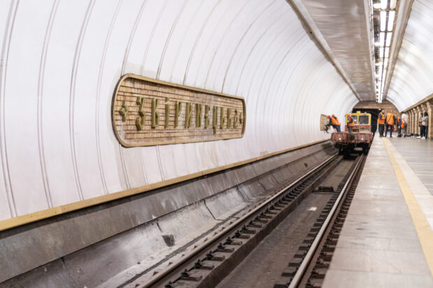 На станції метро «Звіринецька» облаштували перші написи на колійній стіні