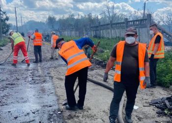 Комунальники з Броварів допомагають ліквідовувати наслідки обстрілу у Вишневому