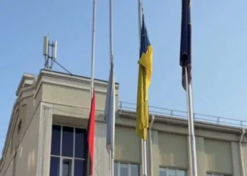 На центральній площі Ірпеня приспустили стяги на знак жалоби за жертвами російської атаки | ІРПІНСЬКИЙ ВІСНИК