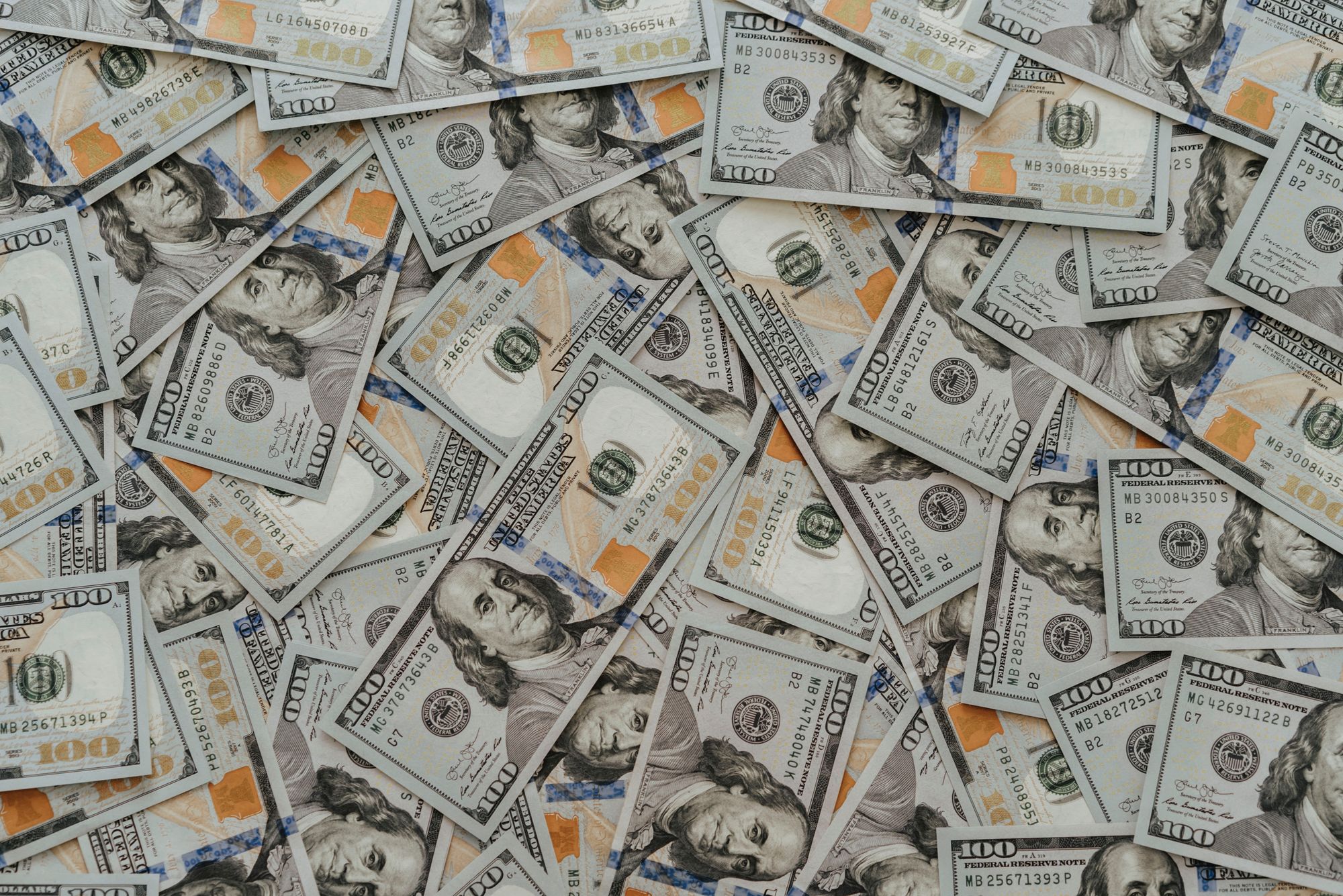 НБУ шостий тиждень поспіль продає понад $1 млрд валюти