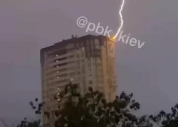 Негода у Києві та області: блискавка влучила в багатоповерхівку (ВІДЕО)