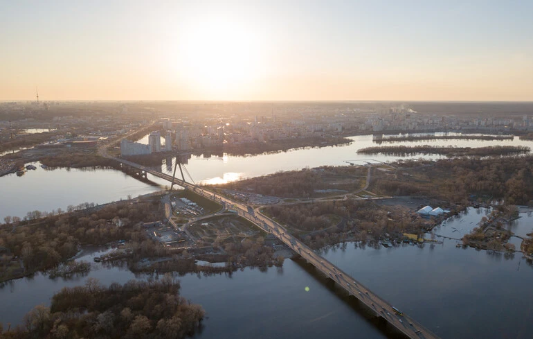 Експерт висловив думку щодо пріоритетів у розвитку інфраструктури, зокрема, чи варто зосередитися на будівництві тунелю під Дніпром або на ремонті мостів. 1