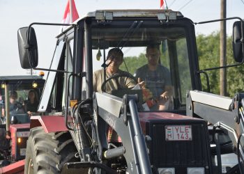 Уряд дозволив водіям вантажівок керувати сільгосптехнікою без посвідчення тракториста |