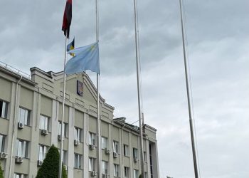 В Ірпені приспустили прапор кримських татар у знак вшанування пам’яті жертв депортації 1944 року | ІРПІНСЬКИЙ ВІСНИК