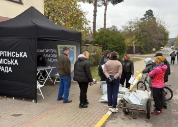 В Ірпені продовжують допомагати мешканцям, чиє житло постраждало від обстрілу | ІРПІНСЬКИЙ ВІСНИК