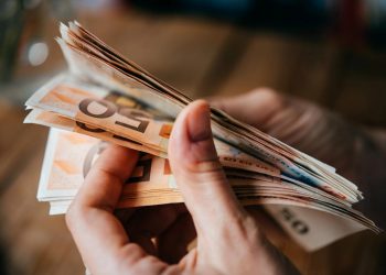 За цим показником відстаємо в рази: мінімальні зарплати в країнах ЄС та в Україні |
